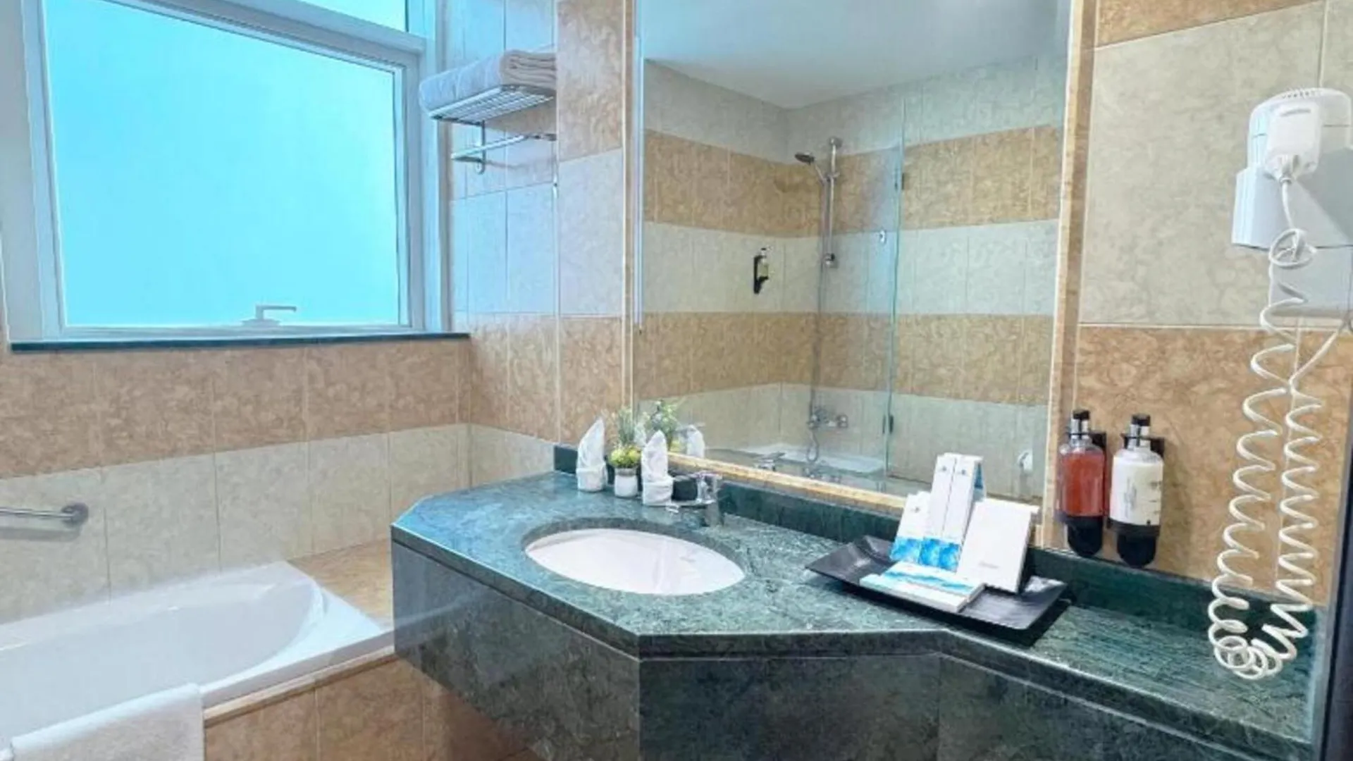 Emirates Grand Aparthotel Dubai